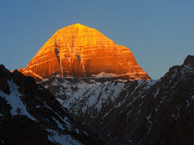 To this day, no one has been able to climb Mount Kailash, which is smaller than Mount Everest | माउंट एव्हरेस्टपेक्षा लहान असलेल्या कैलास पर्वतावर आजपर्यंत कुणीच जाऊ शकलं नाही, कारण...