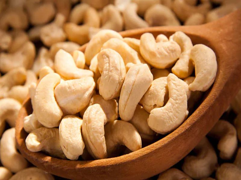 The government has decided to increase the import duty of cashew nuts to 10%, cashew and mango beta | शासनाने काजू आयात शुल्क १० टक्के करावे, काजू, आंबा बागायतदारांच्या बैठकीत ठराव
