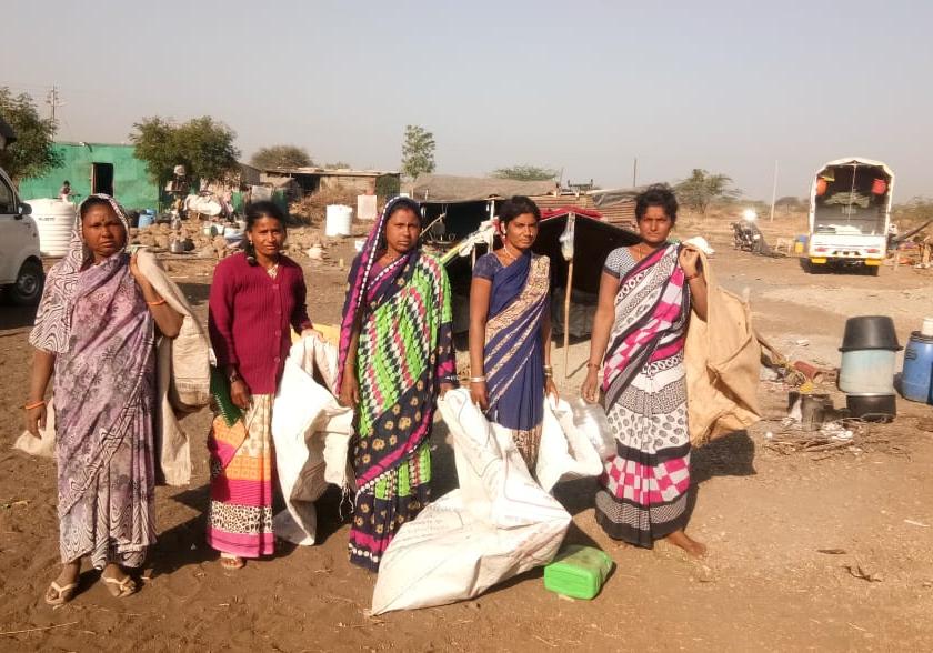 'WHO WOMEN DAY?': The reality of women collecting scraps of Shrigonda | ‘कसला महिला दिन ?’ : श्रीगोंद्यातील भंगार गोळा करणा-या महिलांचे वास्तव