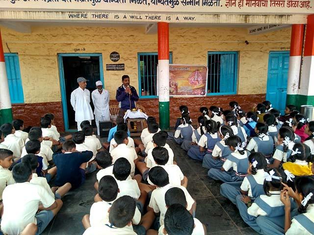 In the schools of Maharashtra, students are peon | मराठी शाळांमध्ये विद्यार्थीच चपराशी