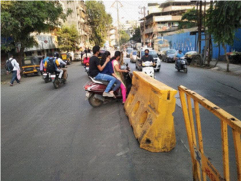 The life-threatening journey of two-wheelers by sliding barricades | बॅरिकेड्स सरकवून दुचाकीस्वारांचा जीवघेणा प्रवास