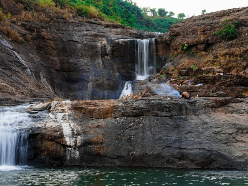 5 children drowned in Jawahar's Kalamandvi waterfall | जव्हारच्या काळमांडवी धबधब्यात 5 मुलं बुडाली