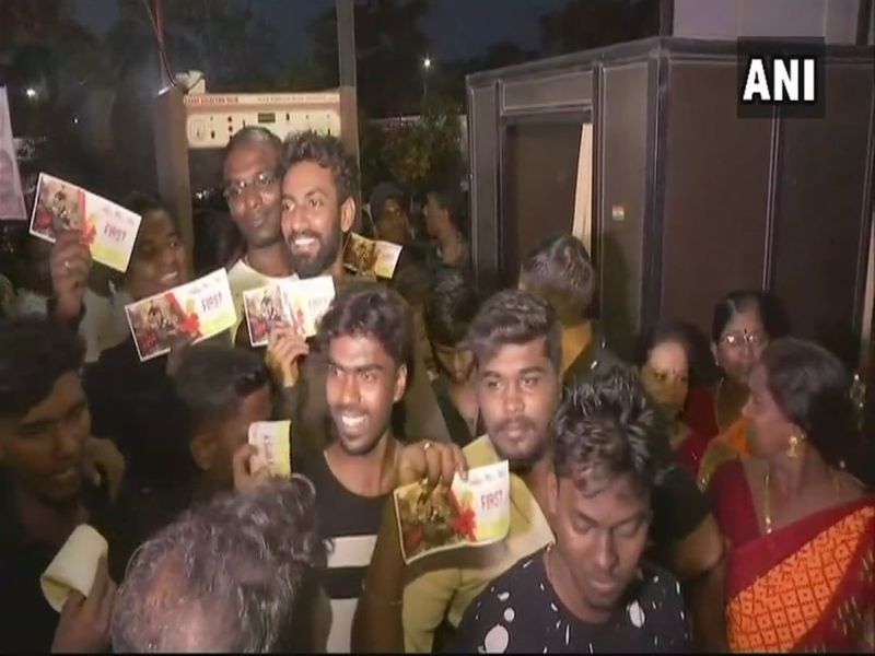 Fans of Rajinikanth queue up in large numbers outside theater to see his latest movie Kaala | Kaala Movie : करूया आता कल्ला, आला रजनीचा 'काला'; पहाटेपासून थिएटर हाऊसफुल्ल