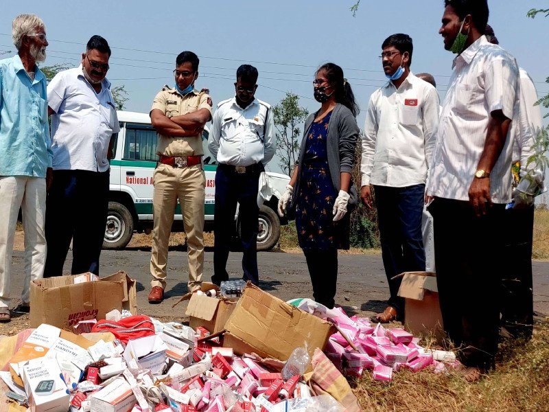 Lakhs rupees worth of medicines in government hospitals found; Incidents in Indapur taluka | काटेरी झुडपात आढळला लाखो रुपये किंमतीचा औषधसाठा; इंदापूर तालुक्यातील घटना