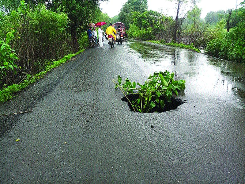 Neral-Kalamb district route has been delayed | नेरळ-कळंब जिल्हा मार्ग खचला