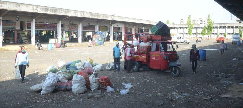 Farmers' goods returned from Kalamana without sale | कळमन्यात शेतकऱ्यांचा माल विक्रीविना परत