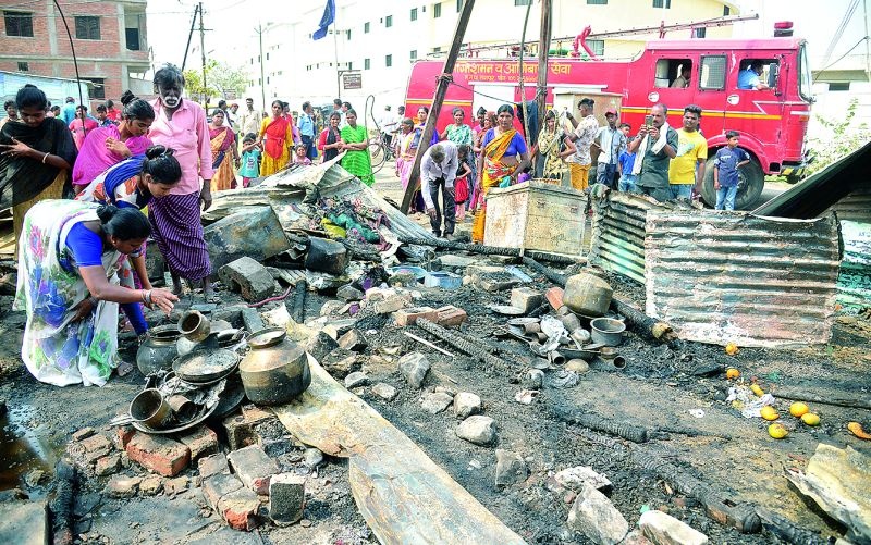 Fire at slum in Kalmana, Nagpur: Seven huts gutted | नागपूरच्या कळमना येथील झोपडपट्टीला आग : सात झोपड्या खाक