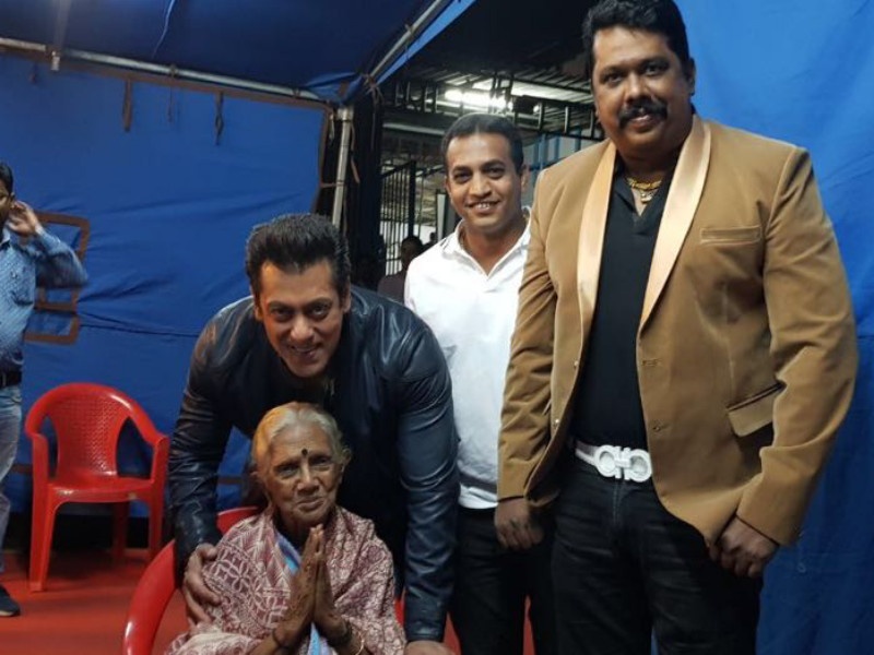 Finally, their '15-year waiting period ended ...! 92-year-old 'fan' meets Salman Khan | अखेर ‘त्यांची’ १५ वर्षांची प्रतीक्षा संपली...!; सलमान खानला भेटली ९२ वर्षांची ‘फॅन’