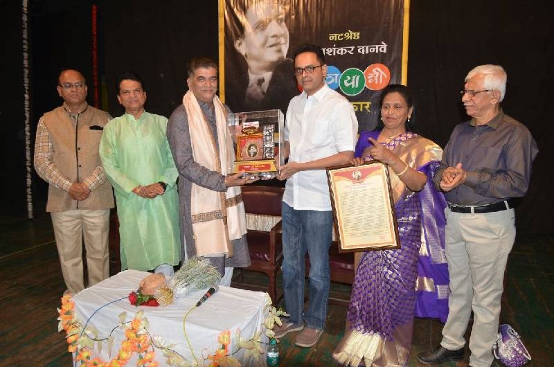 Kolhapur: Life and drama among serials and films: Girish Oak, Kalayatri Puraskar | कोल्हापूर : मालिका आणि चित्रपटांपेक्षा नाटकांमध्ये जिवंतपणा : गिरीष ओक, कलायात्री पुरस्कार प्रदान