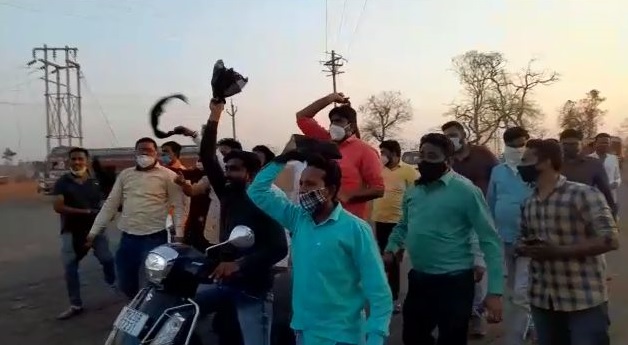 Yavatmal BJP Yuva Morcha office bearers showed black flags to Forest Minister Rathore | यवतमाळ भाजप युवा मोर्चा पदाधिकार्‍यांनी वनमंत्री राठोड यांना दाखविले काळे झेंडे