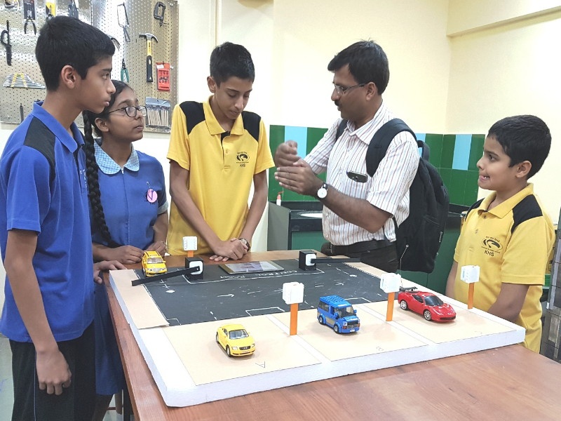 Students should study science: Yogesh Kulkarni; School fair in Pune | विद्यार्थ्यांनी विज्ञानाची कास धरावी : योगेश कुलकर्णी; पुण्यात शाळांचा मेळावा