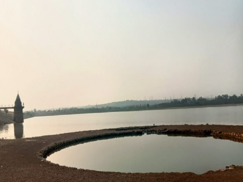 Water storage in Kalamba lake reached bottom, historical Shahu period well opened | Kolhapur: कळंबा तलावातील पाणीसाठ्याने तळ गाठला, ऐतिहासिक शाहूकालीन विहीर उघडी