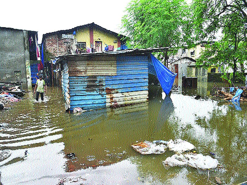 The Kalamboli colony is flooded by torrential rains | धुवाधार पावसाने कळंबोली वसाहत जलमय