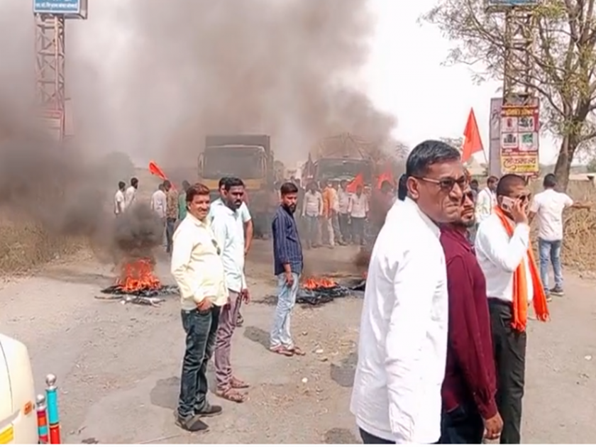 Aggressive Maratha samaj, burnt tyres on the main road in Kalamb, queues of vehicles | मराठा बांधव आक्रमक, कळंबमध्ये मुख्यरस्त्यावर टायर जाळले; रास्तारोकोमुळे वाहतूक ठप्प