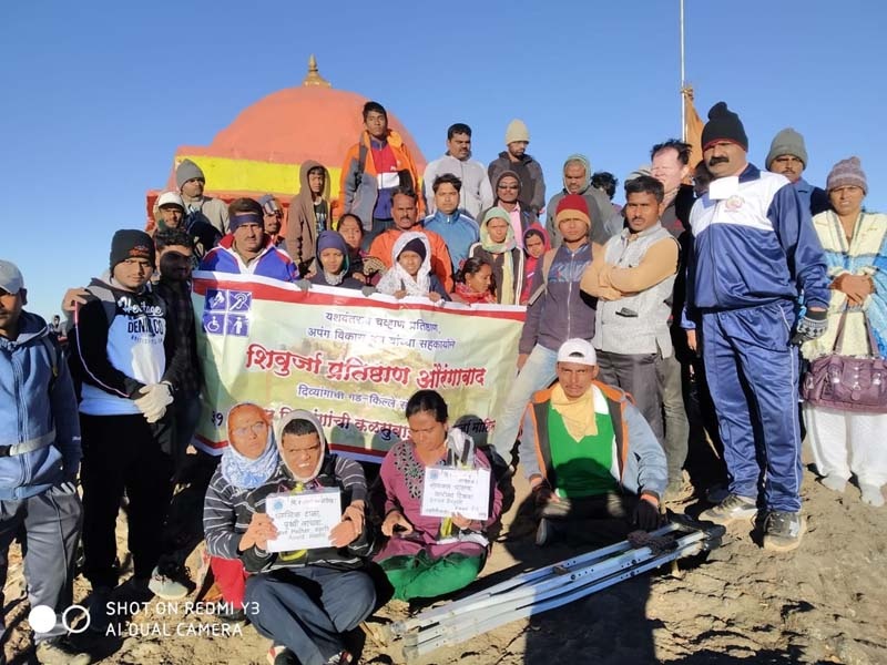 Solangat's Divyang Somnath made the summit of Kalsubai | सोलापूरच्या दिव्यांग सोमनाथने सर केले कळसूबाईचे शिखर