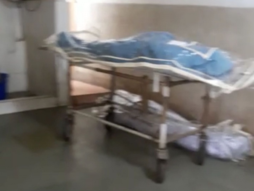 dead bodies kept near corona swab testing place in kalwa hospital thane kkg | VIDEO: स्वॅब टेस्टिंग सुरू असलेल्या ठिकाणीच ठेवले जाताहेत मृतदेह; कळवा रुग्णालयातला धक्कादायक प्रकार