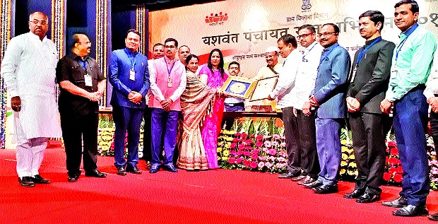 Awarded Panchayatraj Award to Zilla Parishad | जिल्हा परिषदेला पंचायतराज पुरस्कार प्रदान