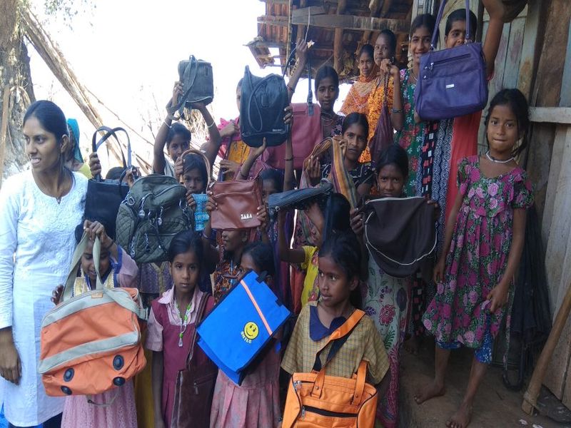 Distribution of clothes for the welfare of social welfare in the remote tribal castes | दुर्गम आदिवासी पाड्यात कल्याणच्या सामाजिक संस्थांचं कपडे वाटप