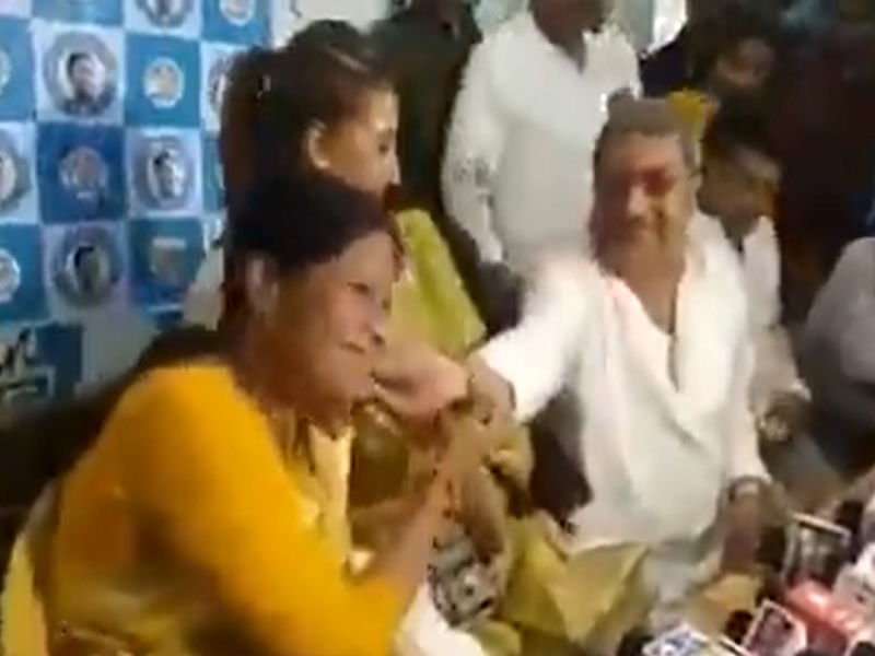 west bengal election 2021 bjp mp locket chatterjee shares video of tmc mp touches cheeks of female mla | Video: TMC खासदाराने चारचौघांत महिला आमदाराचे गाल ओढले; भाजपाला आयतेच कोलित सापडले