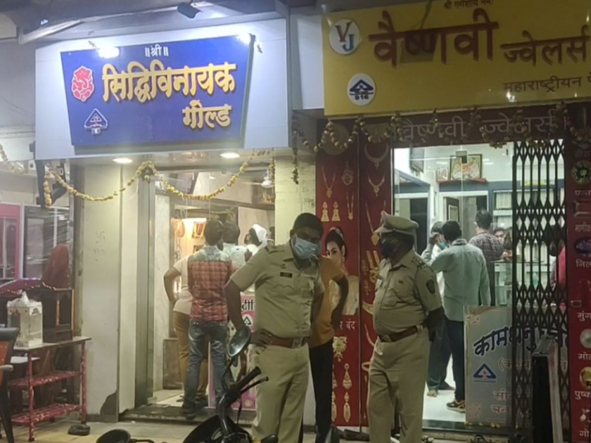 Robbery by three thieves at a jewelers shop in Kalyan one arrested | कल्याणमध्ये ज्वेलर्स दुकानात भरदिवसा तिघा चोरट्यांकडून लूट; एकाला पकडण्यात यश