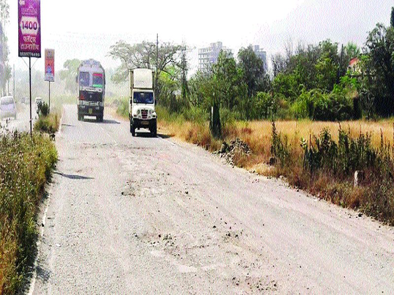  The badge of the Karjat-Kalyan state road, potholes on the roads were still like: work to repair potholes | कर्जत-कल्याण राज्यमार्गाची दुर्दशा, रस्त्यावरील खड्डे अजूनही जैसे थे : १५ दिवसांपासून खड्डे बुजविण्याचे काम सुरू