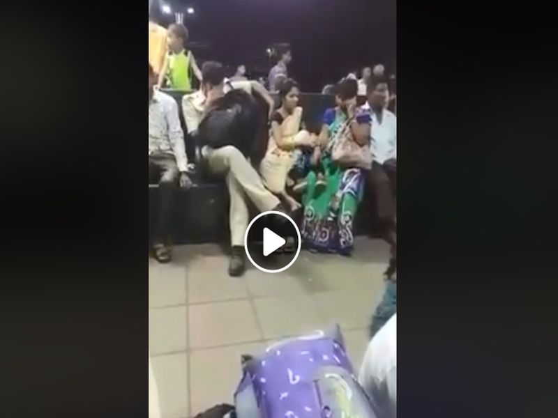 police man misbehave with women on kalyan station | VIDEO- कल्याण स्टेशनवर निर्लज्ज पोलिसाचे महिलेशी अश्लील चाळे, सहप्रवाशांनी फटकावले!