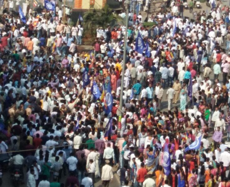 Violent turn of the Kalyan-Dombivli movement, splintering vehicles, attacked Shiv Sena central office | कल्याण-डोंबिवलीत आंदोलनाला हिंसक वळण, गाडया फोडल्या, शिवसेनेच्या मध्यवर्ती शाखेवर हल्ला