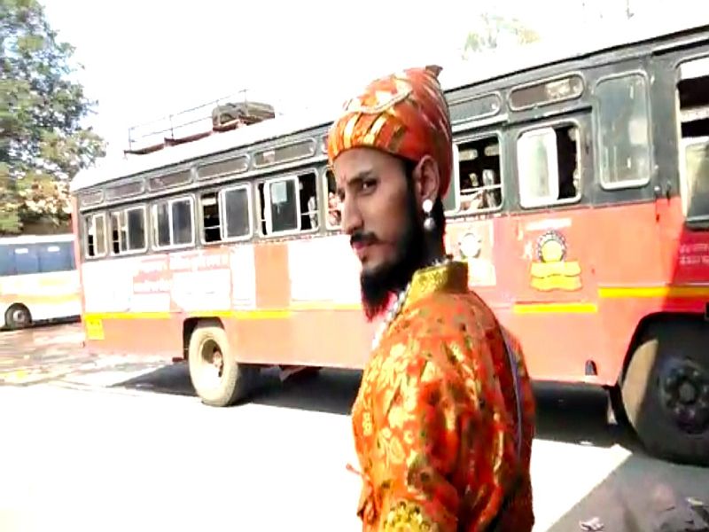 shiv jayanti celebration in kalyan bus depo | Video - राज्य परिवहन महामंडळाच्या कल्याण डेपोत अवरतले शिवाजी महाराज