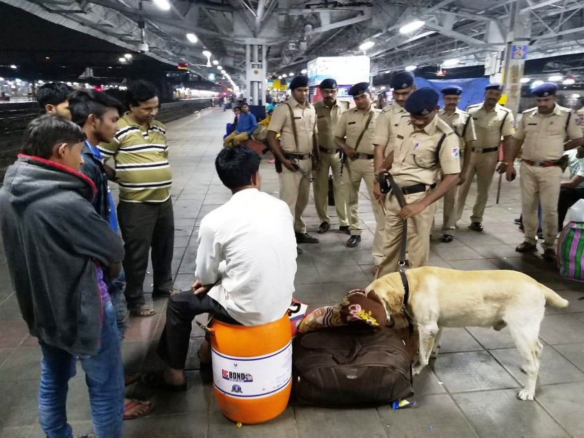 security alert for kalyan railway stations porters cleaning staff and stall holders | कल्याण रेल्वे स्थानकातील हमाल, सफाई कामगार, स्टॉलधारकांना सतर्कतेच्या सूचना