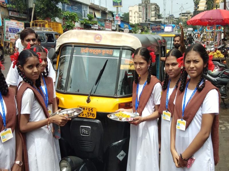 Rickshaw drivers 'Pravasi grahak Devo Bhava:' Students appealed | रिक्षा चालकांनो ‘प्रवासी ग्राहक देवो भव:’ विद्यार्थ्यांनी केले आवाहन 