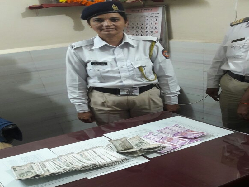Police station in Kalyan deposited 47 thousand rupees lying in the police station | कल्याणमध्ये महिला पोलीस रस्त्यात पडलेले 47 हजार रुपये जमा केले पोलीस ठाण्यात