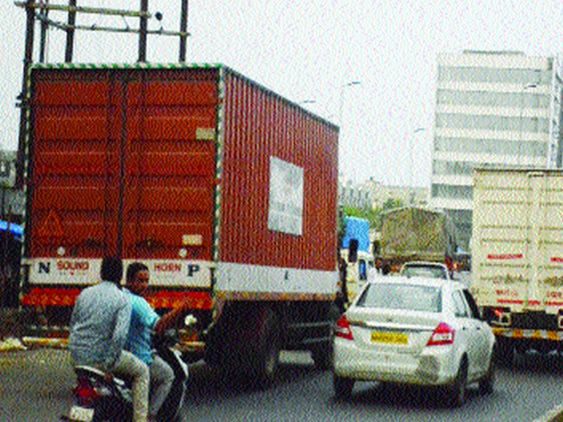 Transportation of 'Kalyan', heavy traffic of heavy vehicles | वाहतूककोंडीचे ‘कल्याण’, अवजड वाहनांची सर्रास वाहतूक