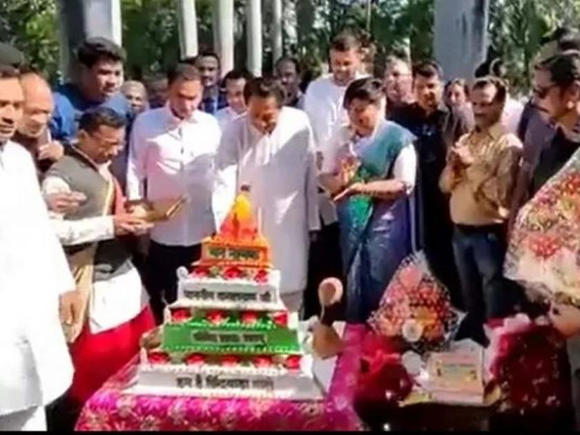 Cut a cake like a temple; Criticism of Congress leader Kamal Nath | मंदिरासारखा केक कापला; काँग्रेस नेते कमलनाथ यांच्यावर टीका