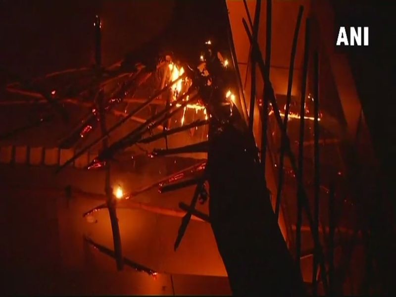 Fire at Kamala Mills compound in Mumbai's Lower Parel, | मुंबई : कमला मिल कम्पाऊंडमधील मोजोस बिस्ट्रो पबला लागलेल्या आगीत 14 जणांचा मृत्यू, पब मालकाविरोधात गुन्हा दाखल 