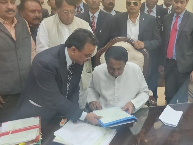 Madhya Pradesh Chief Minister Kamal Nath signs on the files for farm loan waiver | मध्य प्रदेशातील शेतकऱ्यांचं कर्ज माफ; कमलनाथ सरकारचा मोठा निर्णय