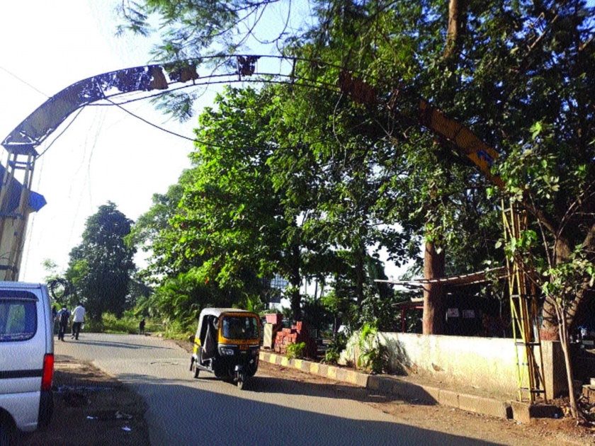 The possibility of a collapse of the Kalamboli Traffic Branch | कळंबोली वाहतूक शाखेची कमान कोसळण्याची शक्यता