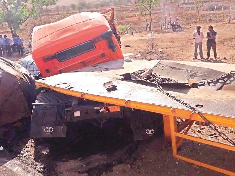 Two-wheeler killed in Kamargaon Ghat on nagar-Pune highway; Four people injured | नगर-पुणे महामार्गावरील कामरगाव घाटात दुचाकीस्वार ठार; चार जण जखमी