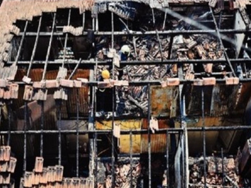 Car fire in bandra fire to building in kamathipura in mumbai | वांद्र्यात भंगार गाड्यांना, तर कामाठीपुऱ्यात इमारतीला आग 