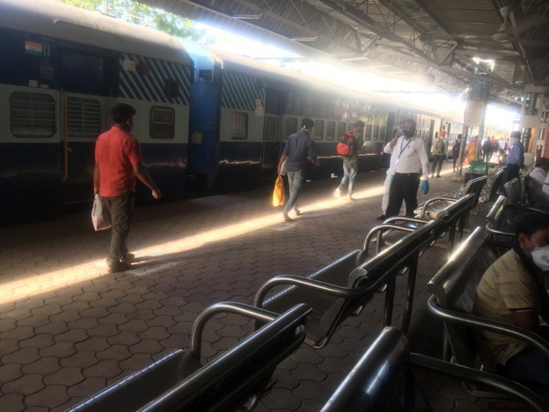 The first train with 850 to 900 workers from Pune left for Madhya Pradesh | पुण्यातून कामगारांना घेऊन पहिली रेल्वे मध्यप्रदेशला रवाना; डोळ्यात आनंदाश्रू अन् मनात आभाराची भावना