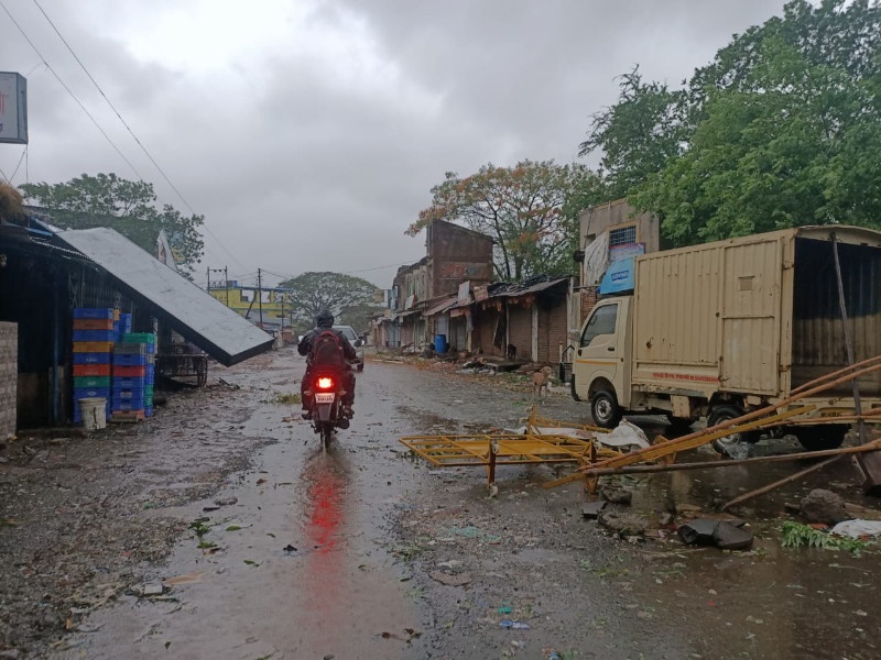 heavy rainfall were destroyed of farmers in Maval and kamshet area, injuring twelve people | मावळ व कामशेत परिसराला वादळी वाऱ्याने झोडपले; शेतकऱ्यांचे अतोनात नुकसान, वीज पुरवठा खंडित