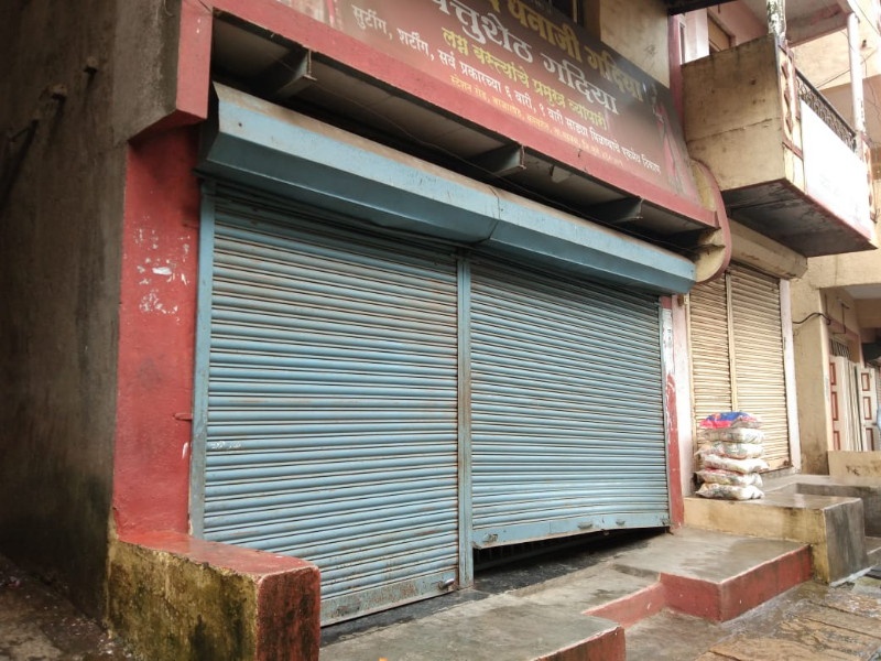 Robbery at main market in Kamshet | कामशेतमध्ये मुख्य बाजारपेठेतील तीन दुकानांचे शटर उचकटून चोरी