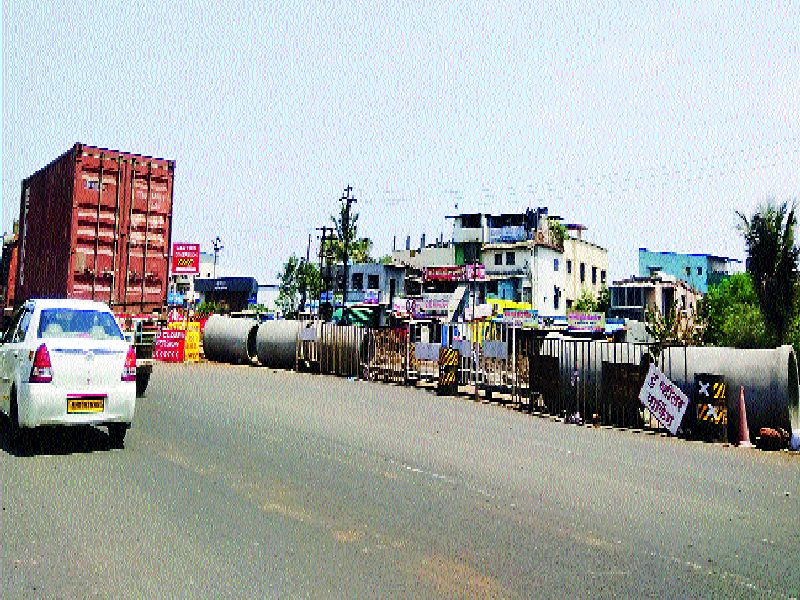 Kamashet highway news | कामशेत : महामार्गावरील उड्डाणपुलाच्या कामाच्या ठिकाणी नाहीत उपाययोजना