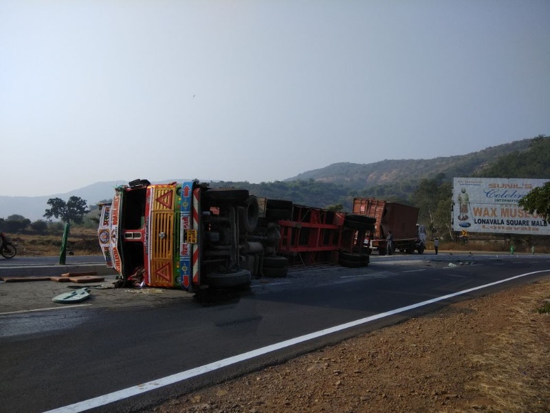 Moving container turnabout in Kamshet; The traffic started slow down | कामशेत खिंडीत भरधाव कंटेनर पलटी; वाहतूक संथगतीने