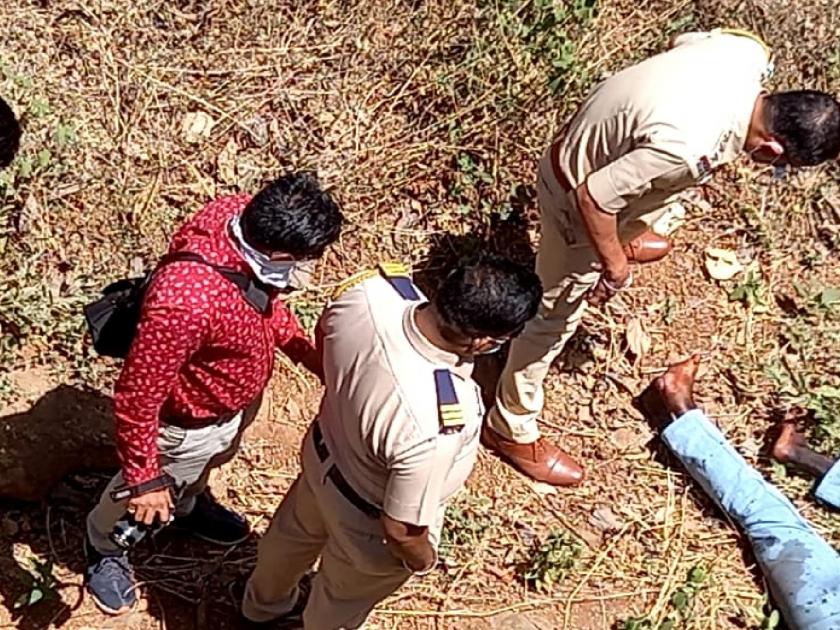 Body of young man found in Kamthe ghat on Ratnagiri-Mumbai-Goa highway | Ratnagiri- मुंबई-गोवा महामार्गावरील कामथे घाटात तरुणाचा मृतदेह आढळला, घातपाताची शक्यता