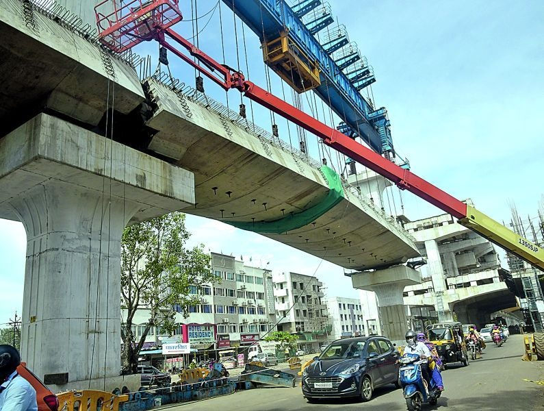 A 27 feet long segment of Doubledecker Bridge on Kamathi Road was broken | कामठी रोडवर डबलडेकर पुलाचा २७ फूट लांब सेगमेंट तुटला