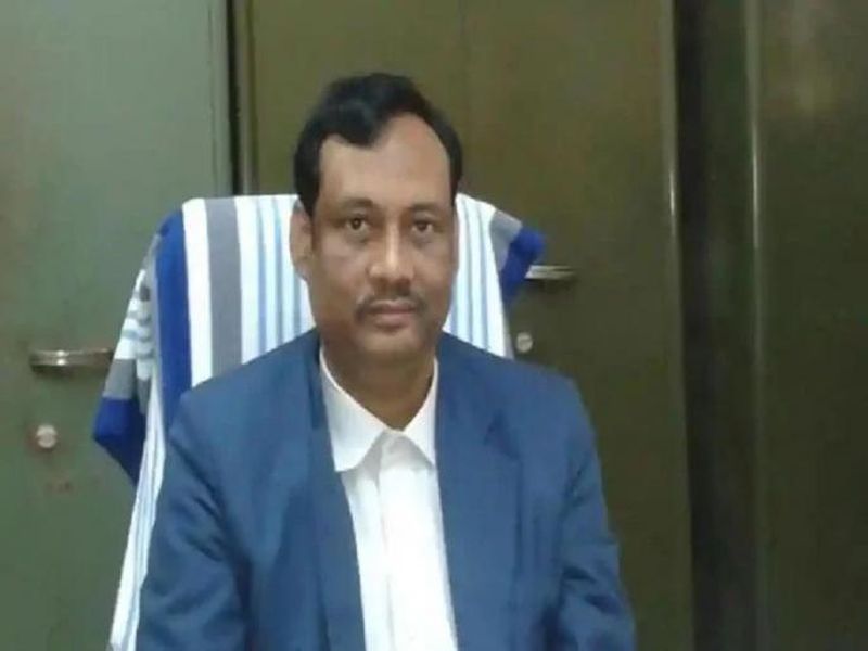jadavpur university professor kanak sarkar has been divested of his duties with immediate effect | कौमार्य म्हणजे सीलबंद बाटली; वादग्रस्त पोस्ट करणाऱ्या प्राध्यापकाची हकालपट्टी