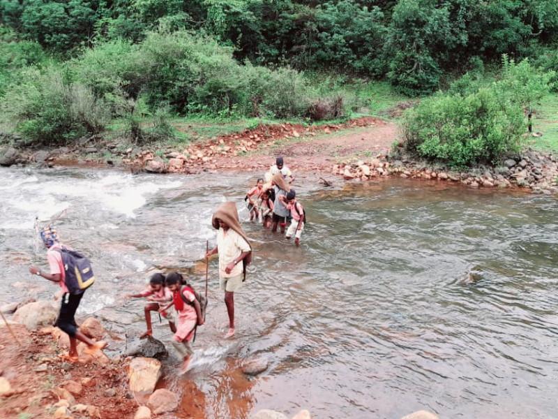 Video: Students travel through knee-deep water as there is no bridge on Kanandi river; Status in Velhe Taluka | Video: कानंदी नदीवर पूल नसल्याने गुडघाभर पाण्यातून विद्यार्थ्यांचा प्रवास; वेल्हे तालुक्यातील स्थिती