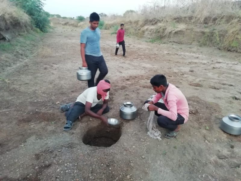 Water shortage in Kanchanpur village for a month | कंचनपूर गावात एक महिन्यापासून पाणीटंचाई : ग्रामस्थांना 'झिऱ्या' चा आधार!