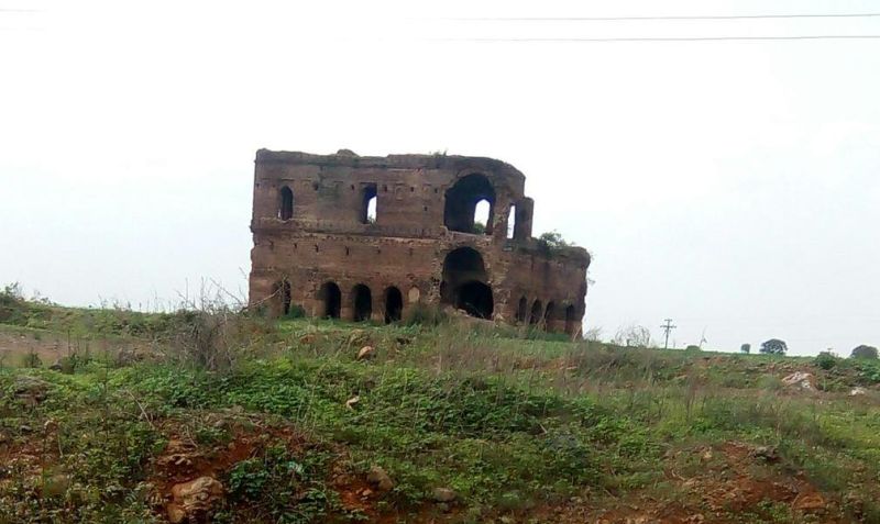 Digging in the area of the Kanchani Mahal in mehkar | कंचनी महालाच्या परिसरात खोदकाम