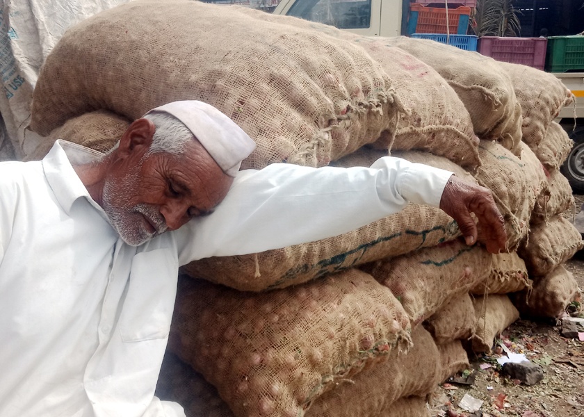 When selling only one rupee kilogram onion, the farmers felt the shame of their own profession | अवघ्या एक रुपया किलोनं कांदा विकताना शेतकऱ्यांना वाटली स्वत:च्या पेशाची लाज